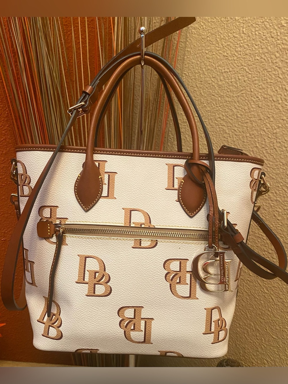 Dooney & Bourke - LIKE NEW - Monogram Tote in beige/ivory with tan leather trim - Picture 2 of 16